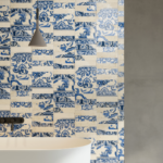 S148Fregio-Blu-Maiolica-Bianco-Naturale-Bathroom-Ravvicinato